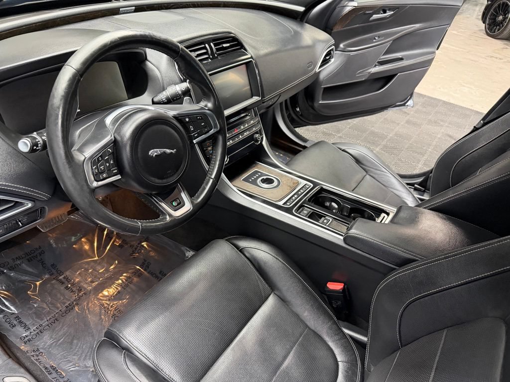 Used 2018 Jaguar XE S RWD image 31