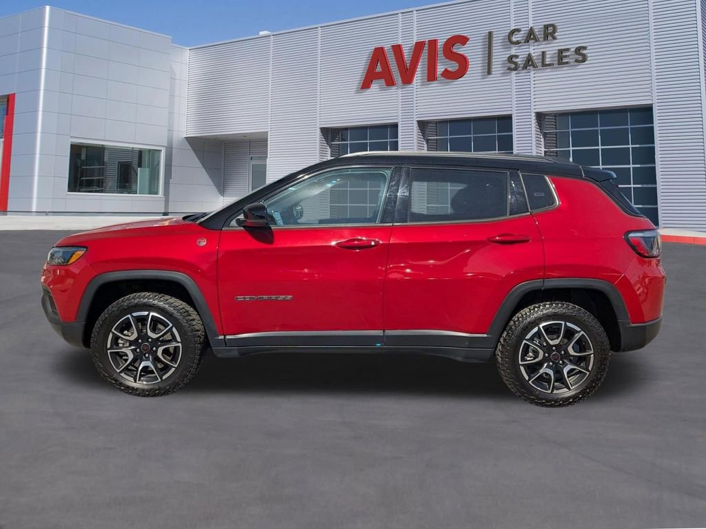 Used 2025 Jeep Compass Trailhawk image 2