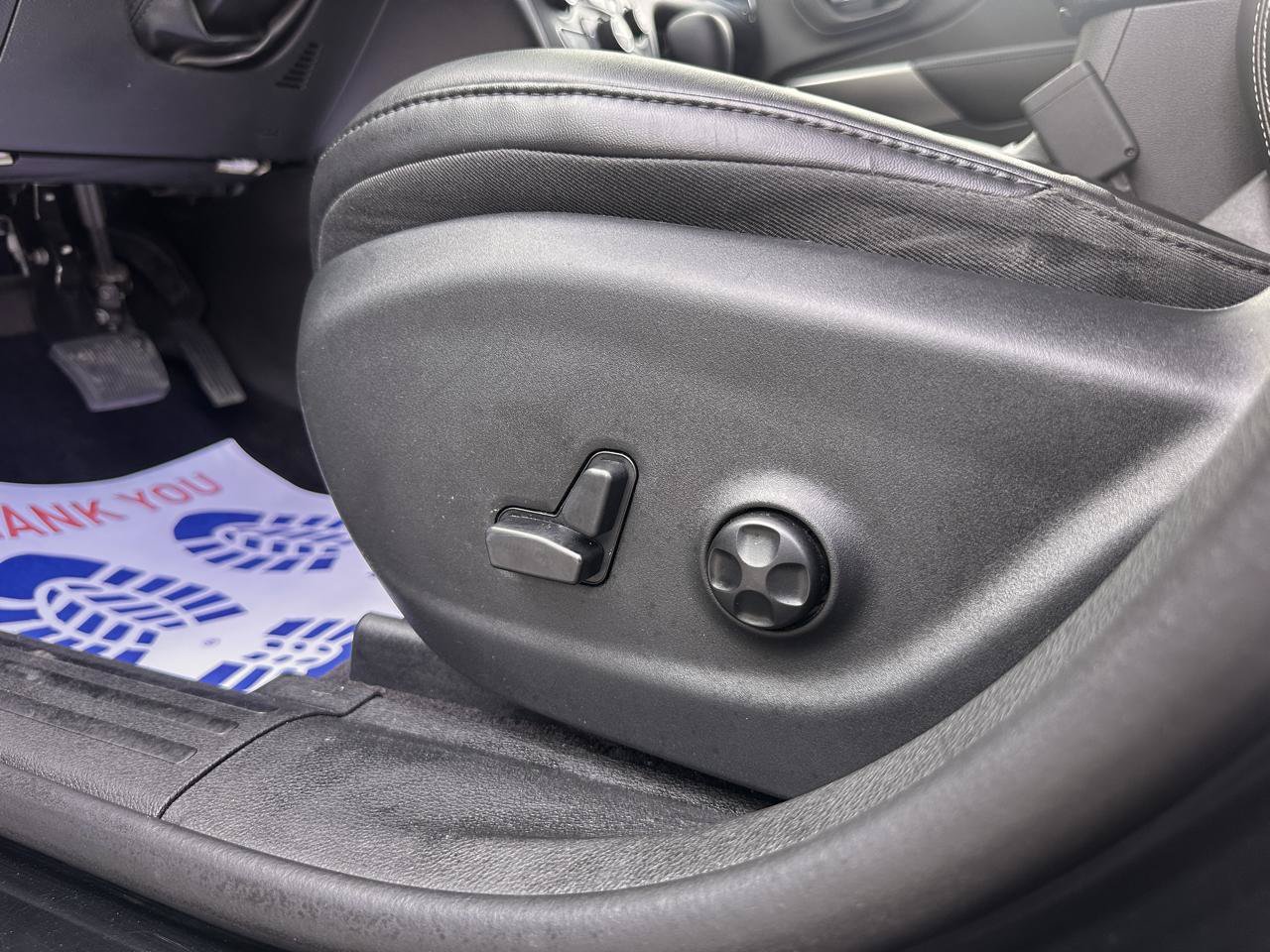 Used 2019 Jeep Cherokee Latitude Plus w/ Comfort/Convenience Group FWD image 29