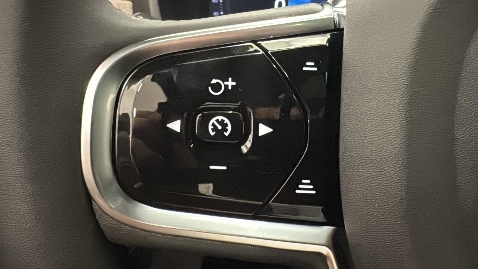 New 2027 Volvo XC90 B6 Plus AWD/4WD image 13