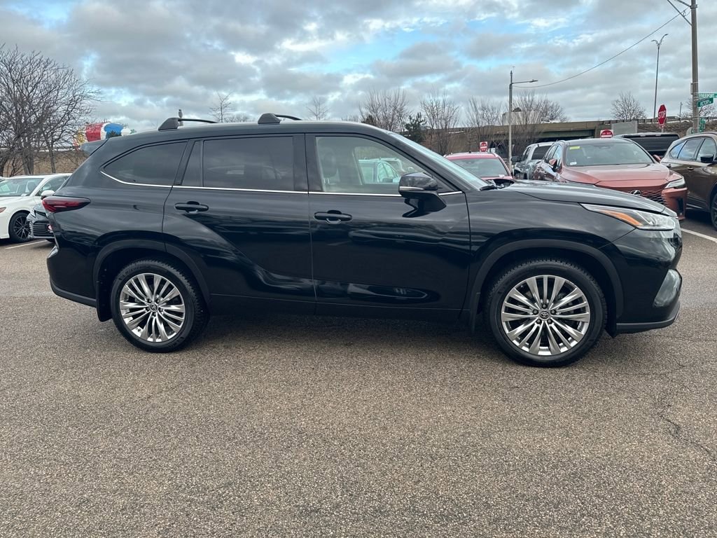 Used 2024 Toyota Highlander Platinum image 10
