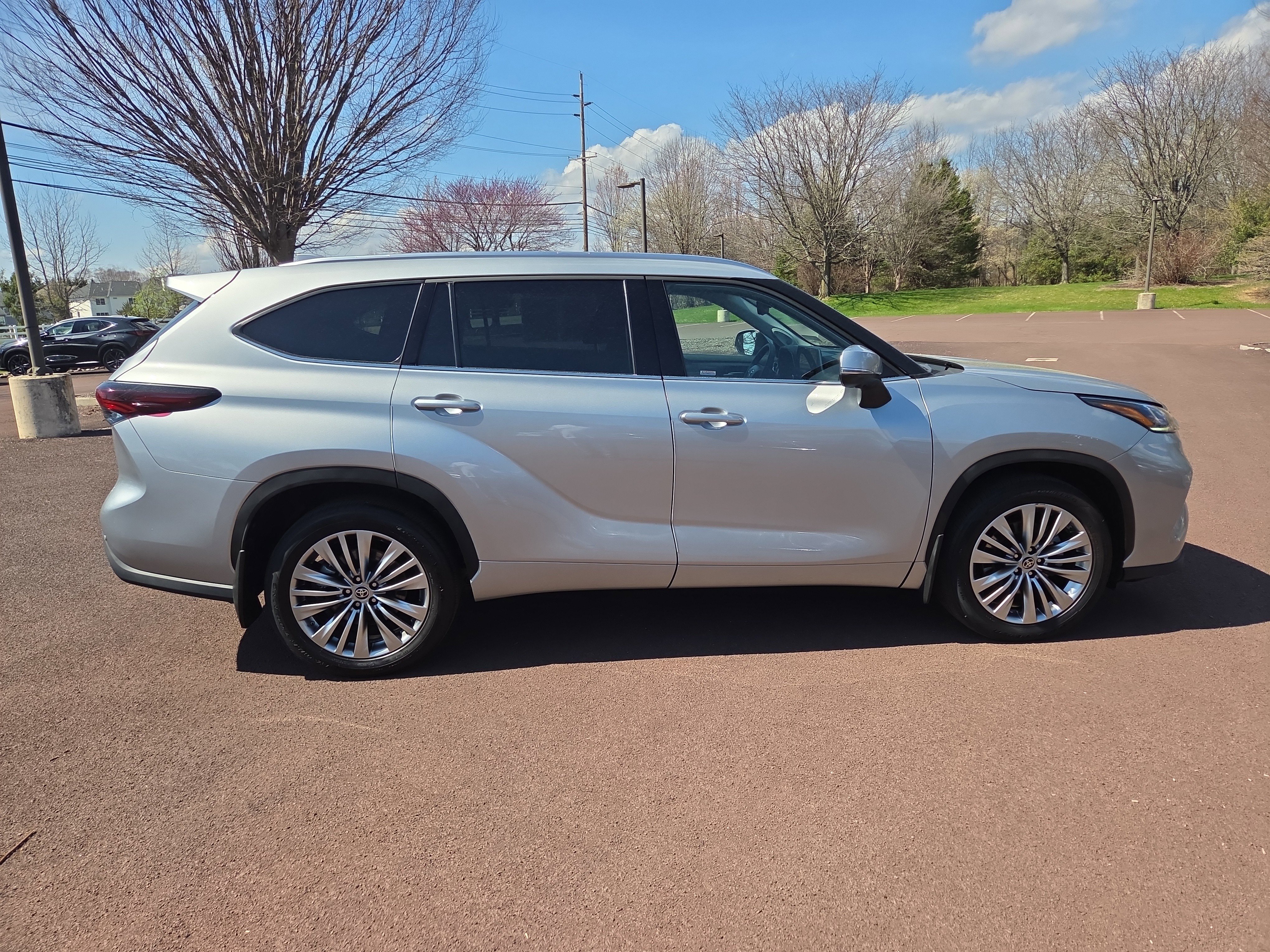Used 2024 Toyota Highlander Platinum image 2