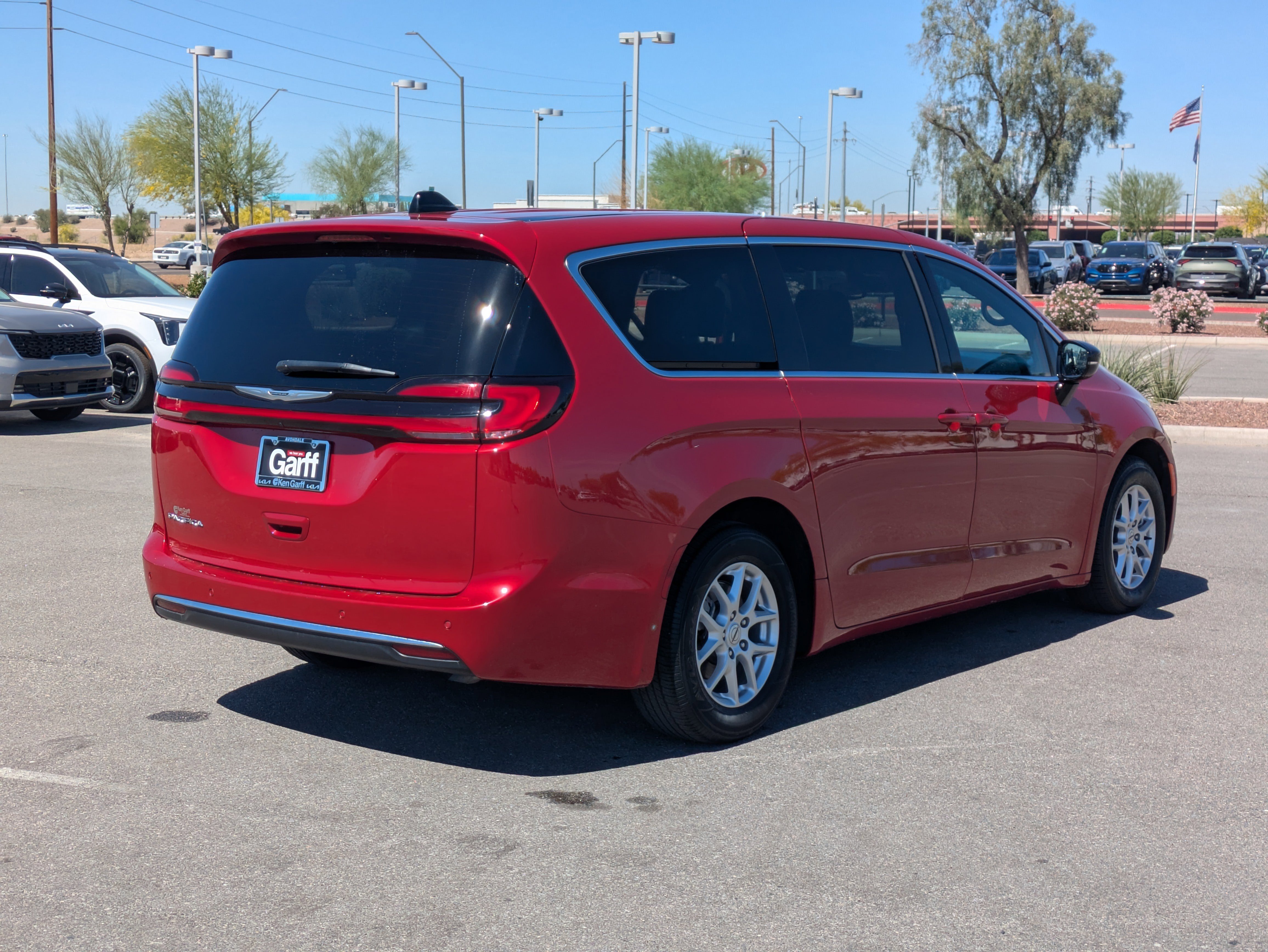Used 2025 Chrysler Pacifica Select image 5
