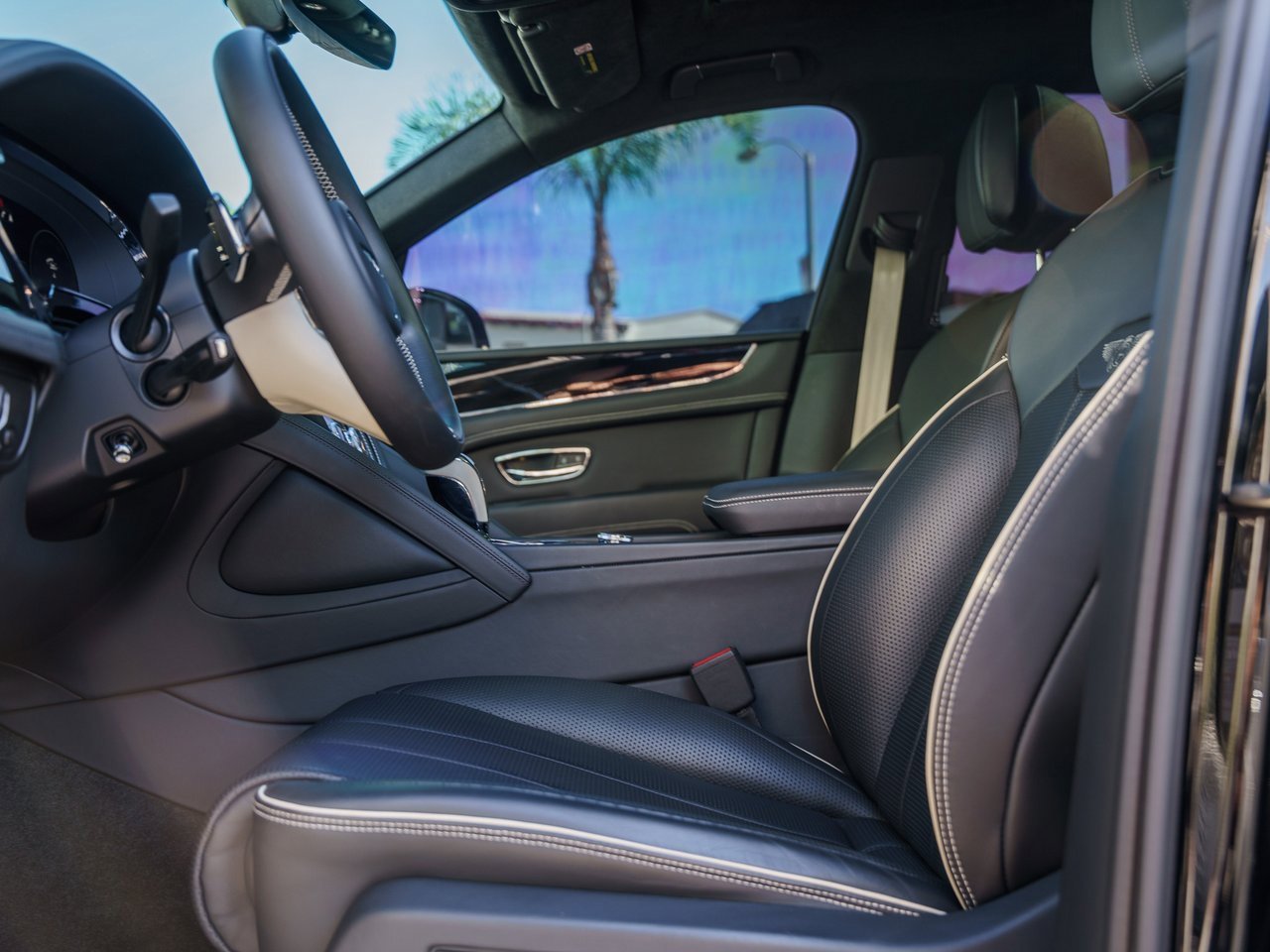 Used 2023 Bentley Bentayga Plug-In Hybrid image 10