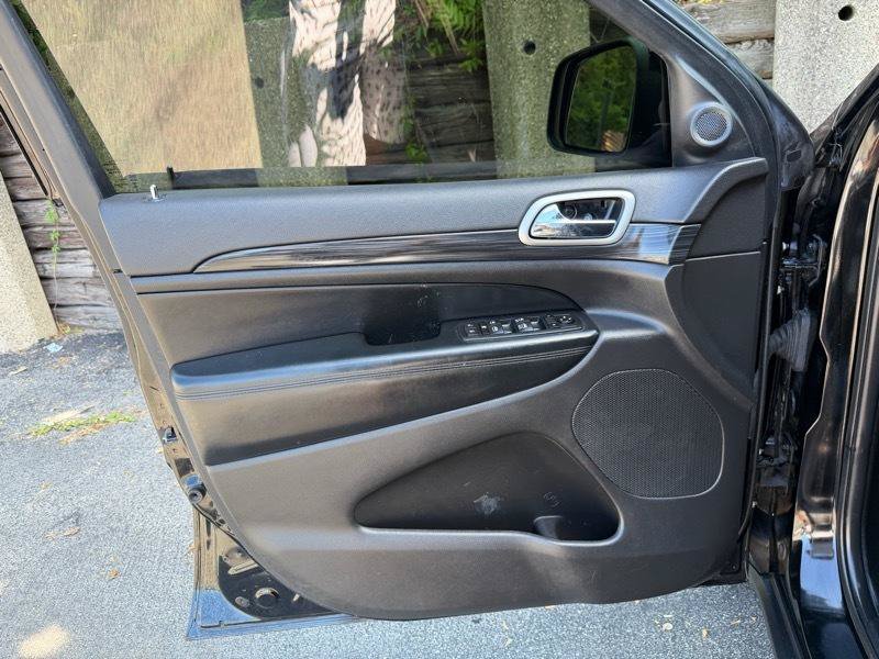 Used 2019 Jeep Grand Cherokee Laredo RWD image 17