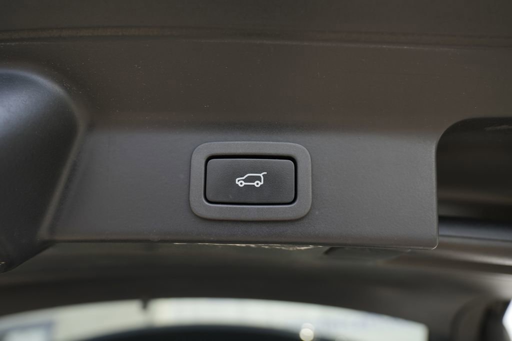 Used 2019 Jaguar F-PACE Premium image 16