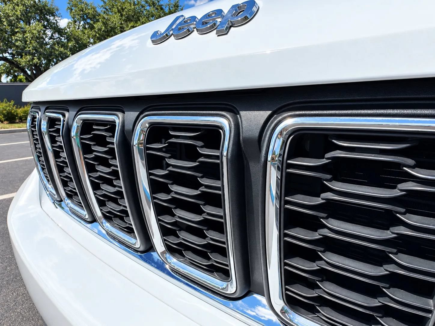Used 2023 Jeep Grand Cherokee Laredo X RWD image 2