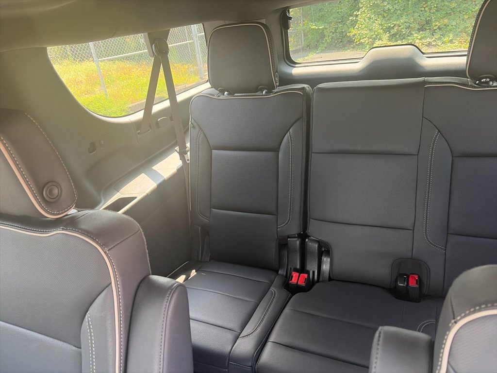 Used 2024 Chevrolet Suburban Premier w/ Premium Package AWD/4WD image 18
