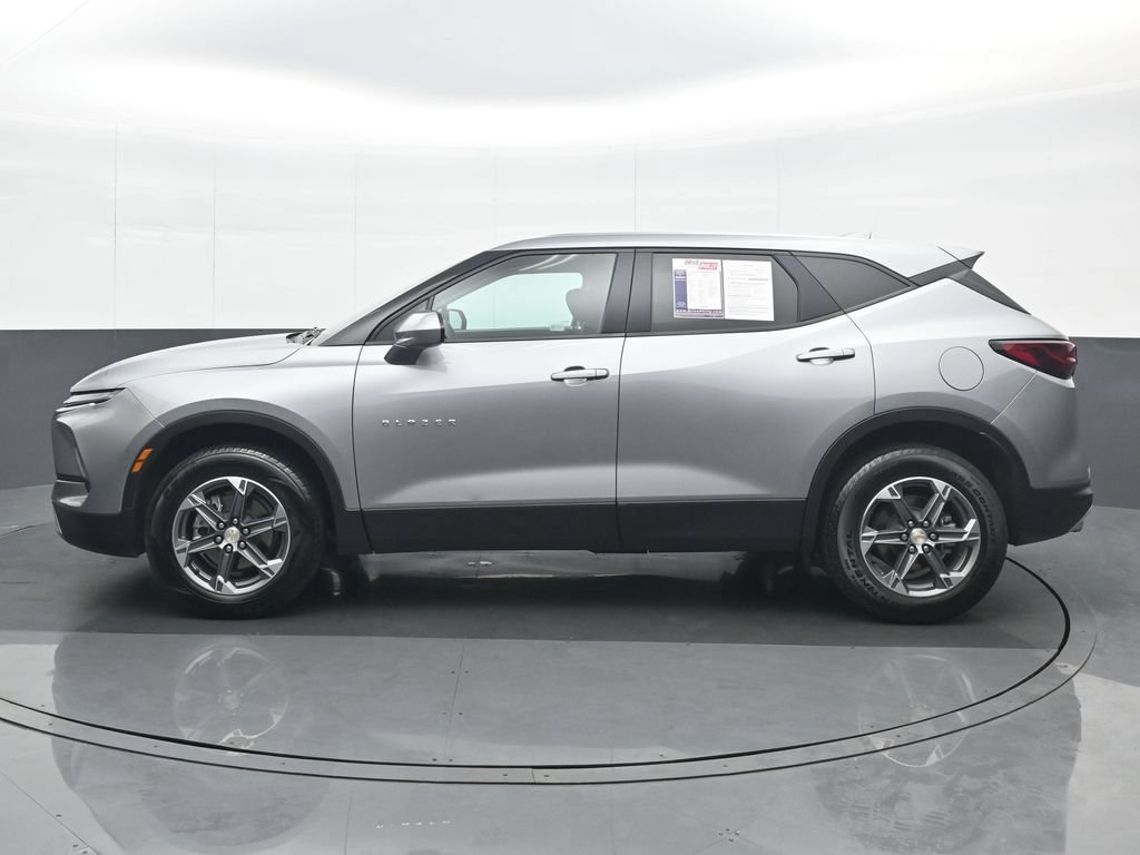 Used 2025 Chevrolet Blazer LT FWD image 3