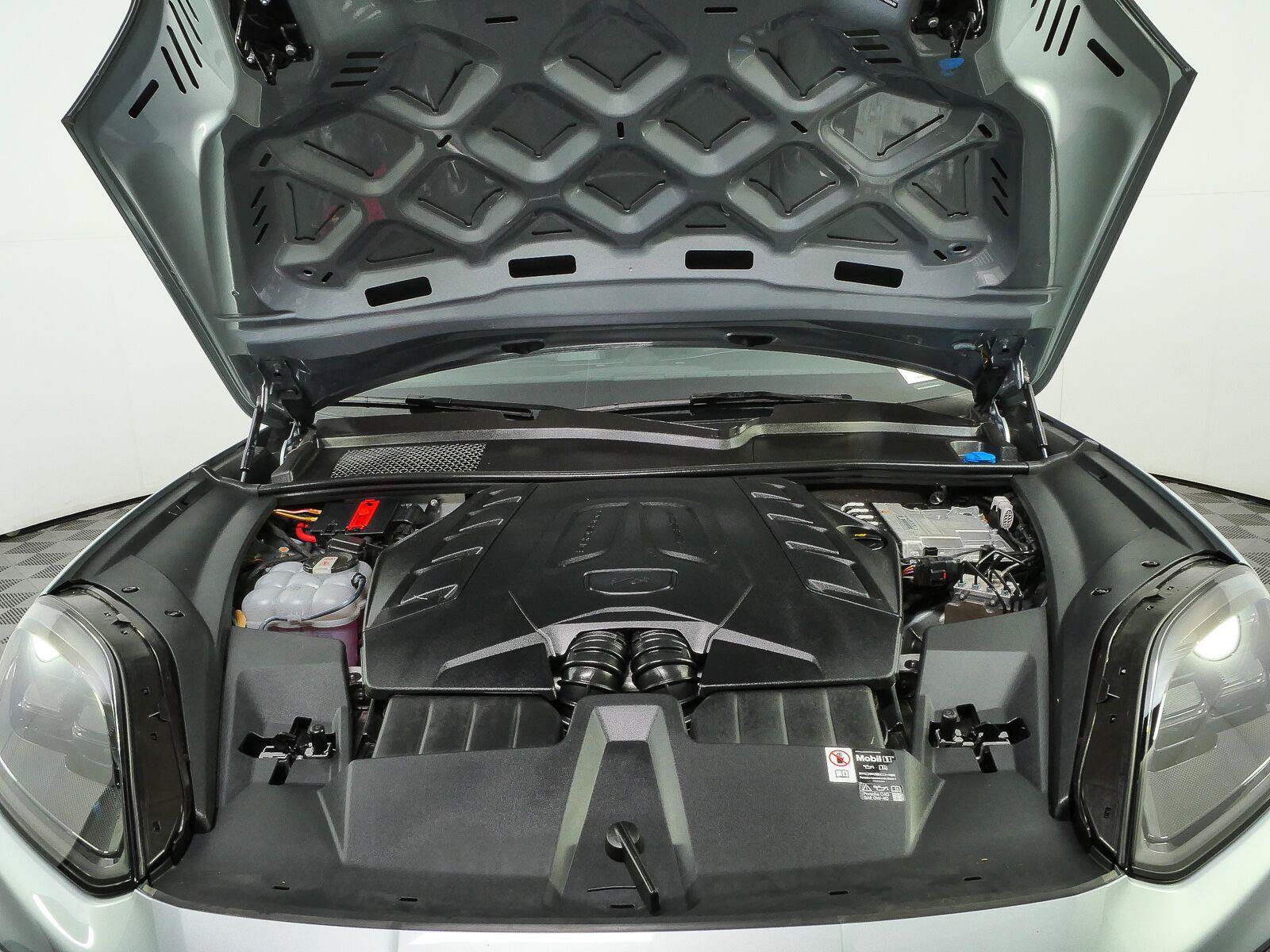Certified 2025 Porsche Cayenne GTS AWD/4WD image 33