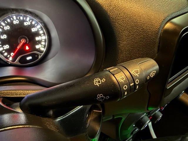 Used 2019 Jeep Renegade Latitude FWD image 33