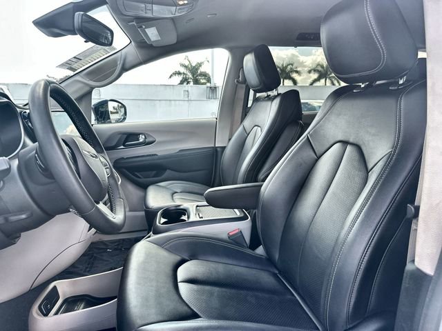 Used 2024 Chrysler Pacifica Touring-L image 13