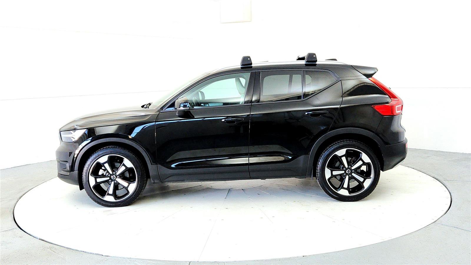 Used 2021 Volvo XC40 T5 Momentum w/ Premium Package image 3