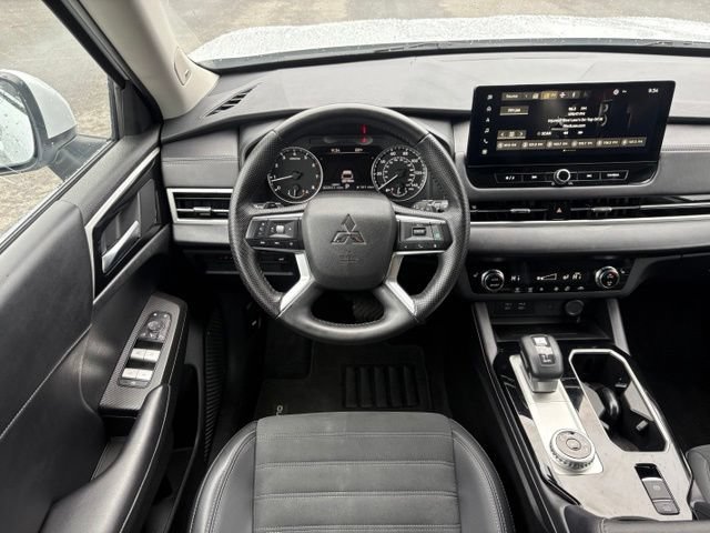 Used 2025 Mitsubishi Outlander SE FWD image 13