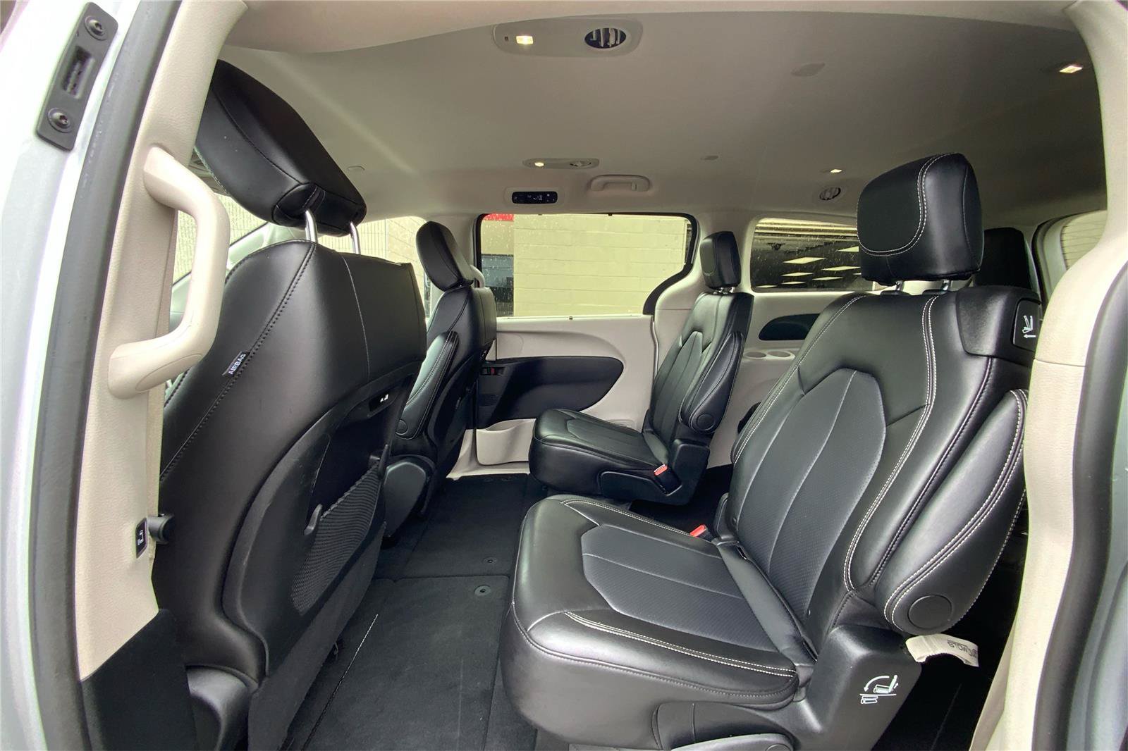 Used 2024 Chrysler Pacifica Touring-L FWD image 11