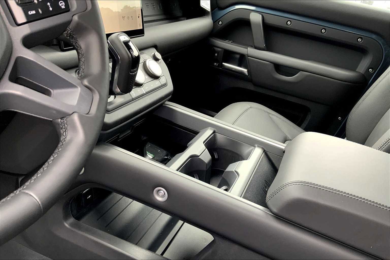 New 2025 Land Rover Defender 110 X-Dynamic SE image 10