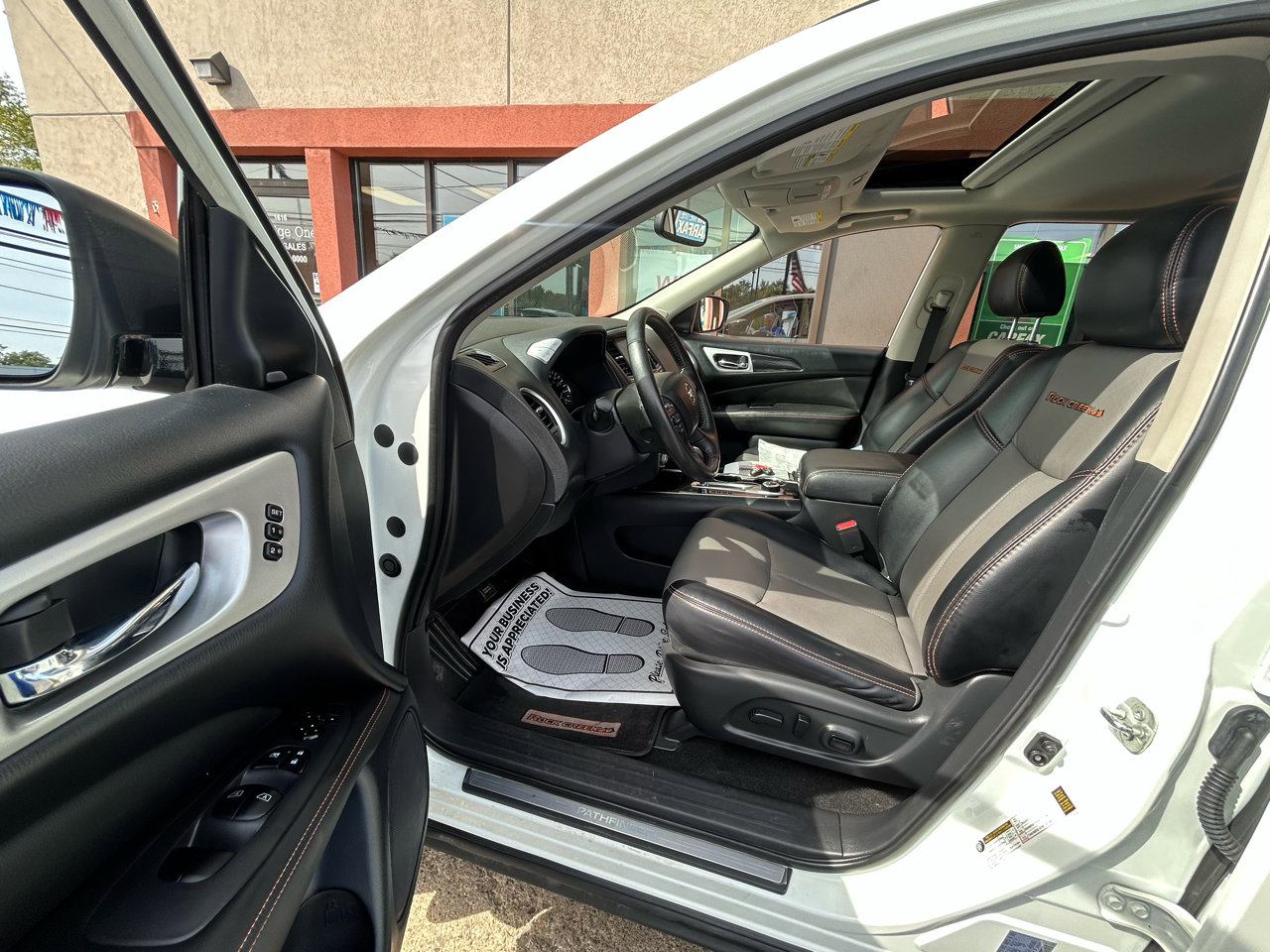 Used 2020 Nissan Pathfinder SL image 11
