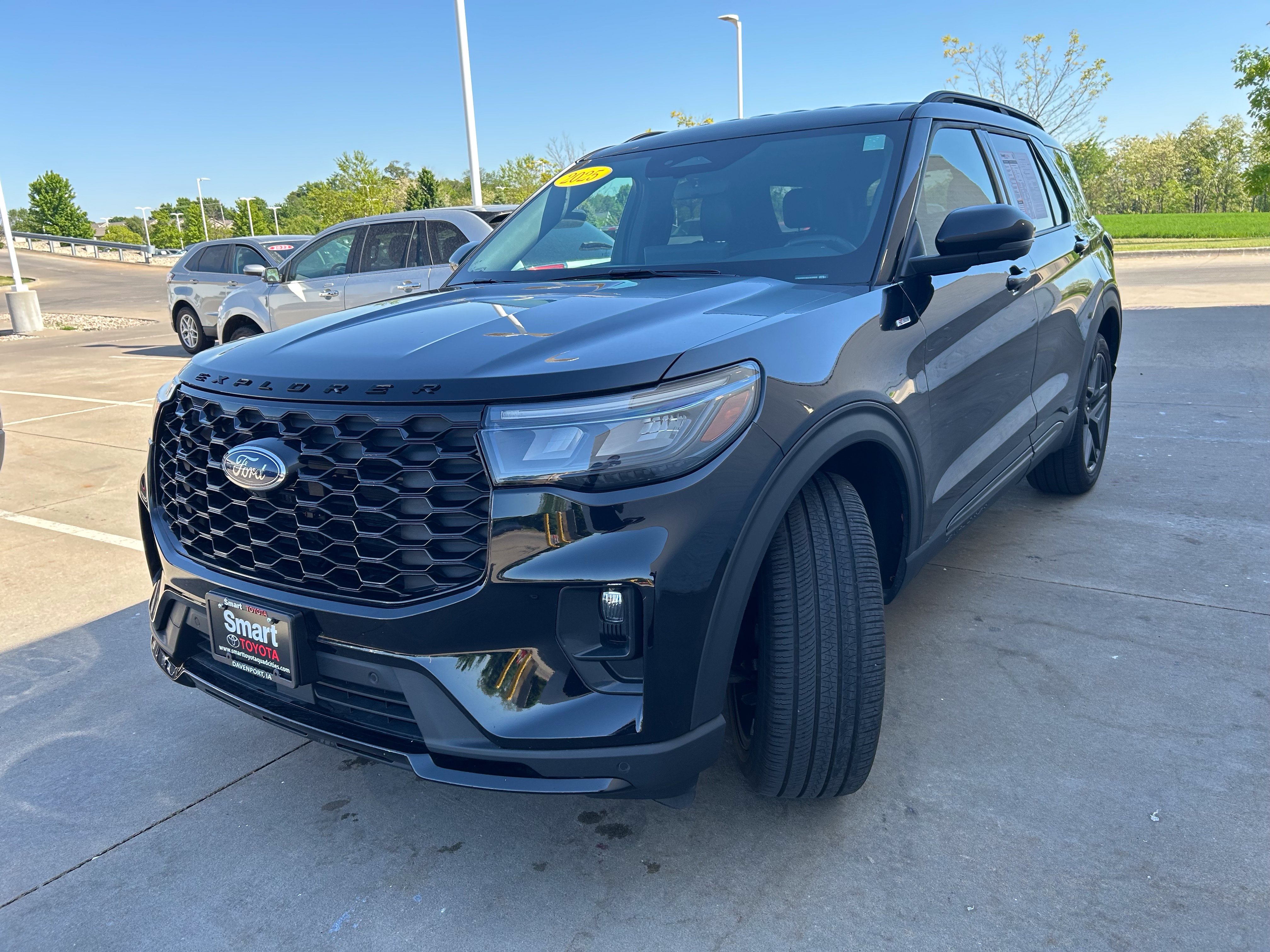 Used 2025 Ford Explorer ST-Line w/ ST-Line Street Pack AWD/4WD image 3