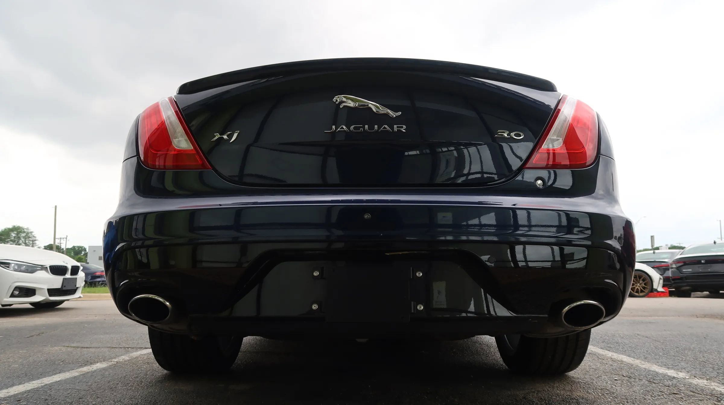 Used 2019 Jaguar XJ R-Sport RWD image 10