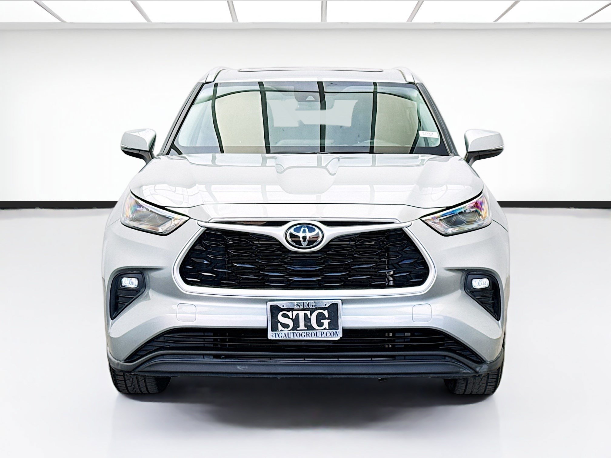 Used 2022 Toyota Highlander XLE FWD image 2