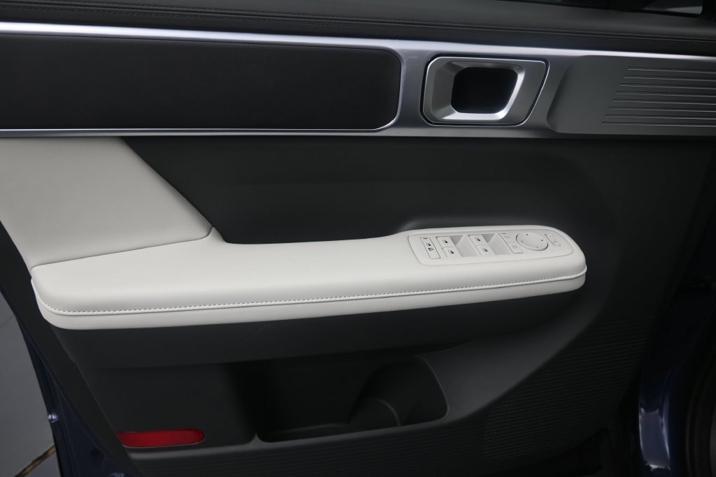 Used 2025 Hyundai Santa Fe SEL FWD image 11