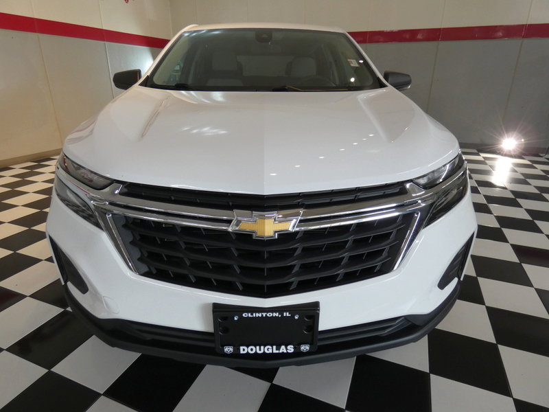 Used 2023 Chevrolet Equinox LS w/ LS Convenience Package AWD/4WD image 2
