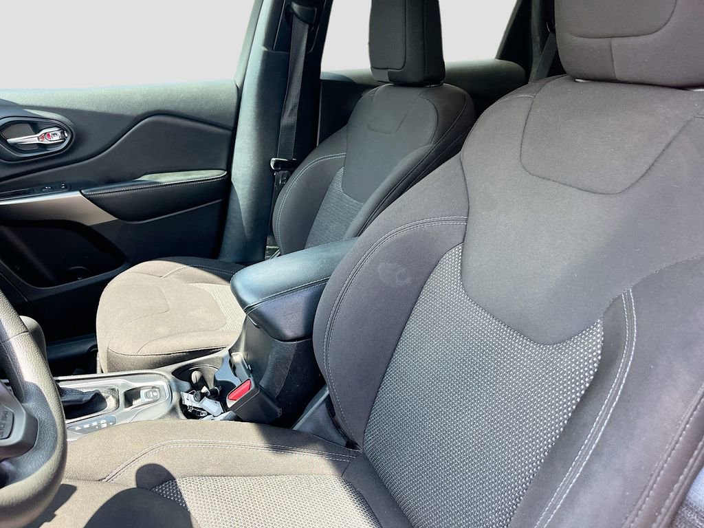 Used 2021 Jeep Cherokee Latitude FWD image 19
