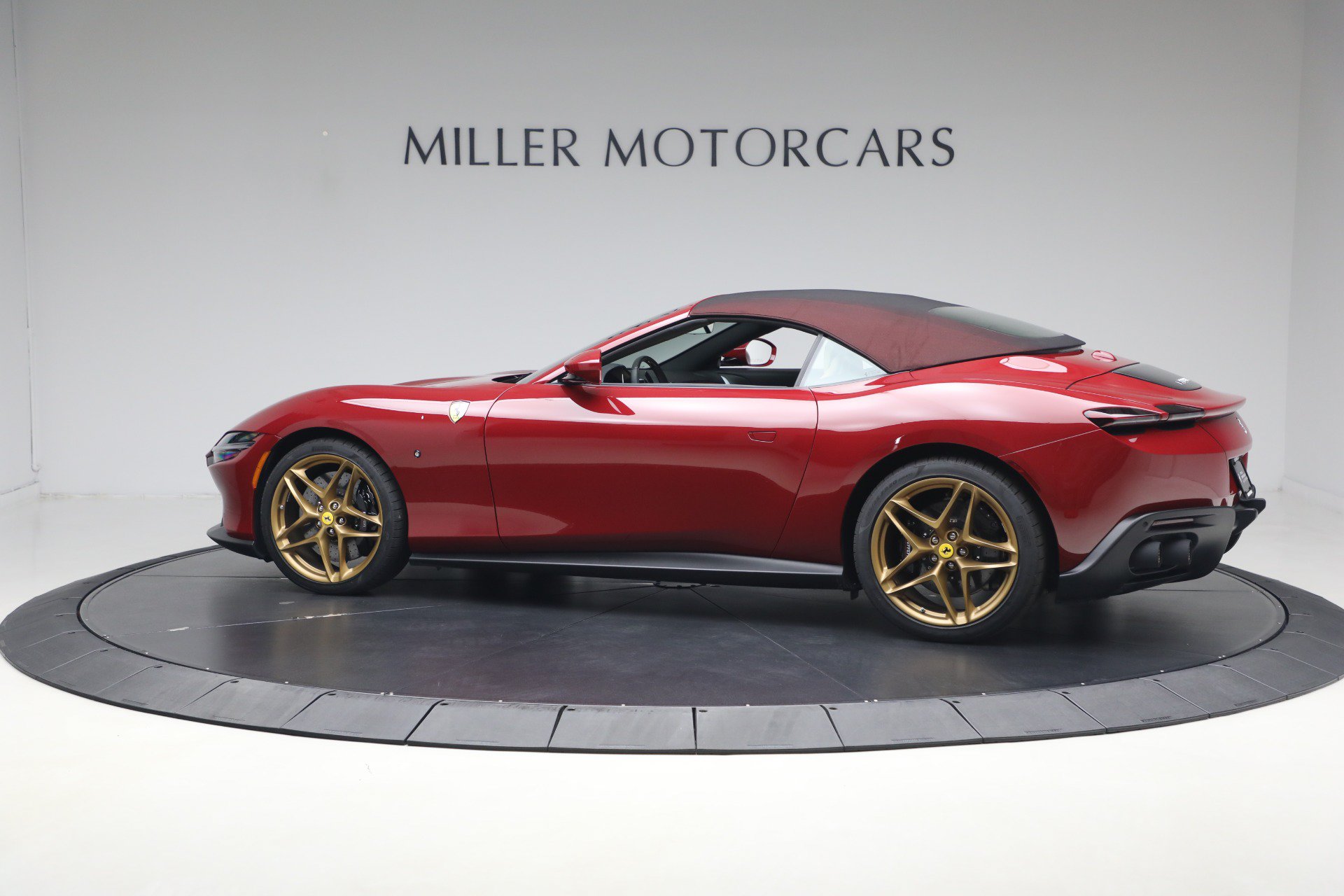 Certified 2025 Ferrari Roma Spider RWD image 28