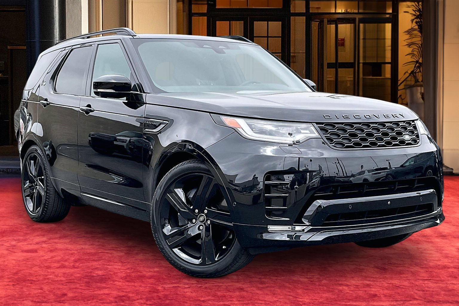 Certified 2025 Land Rover Discovery Dynamic SE AWD/4WD image 2