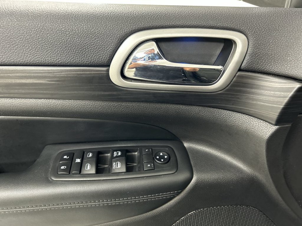 Used 2019 Jeep Grand Cherokee Laredo AWD/4WD image 11