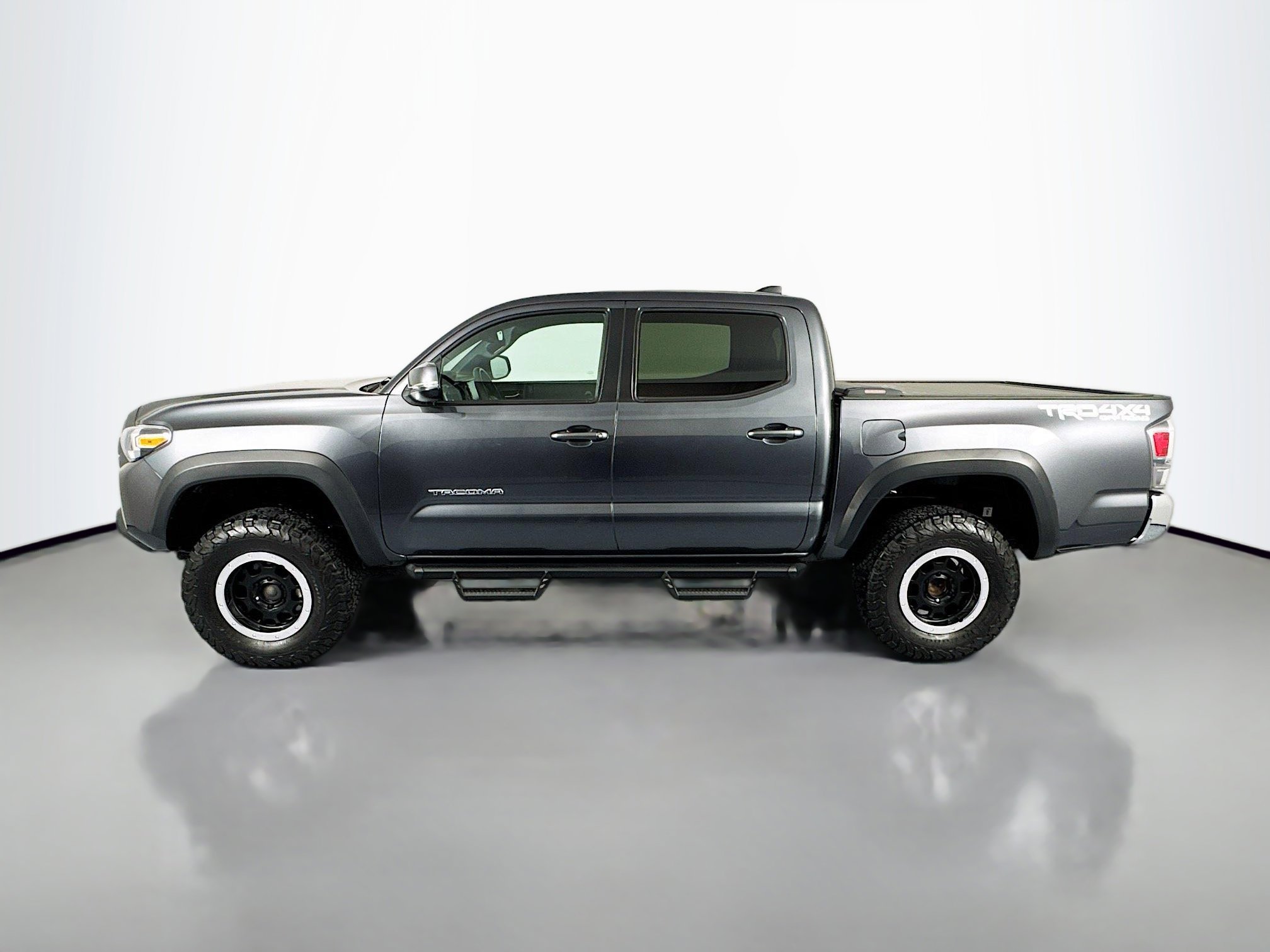 Used 2022 Toyota Tacoma TRD Off-Road image 8