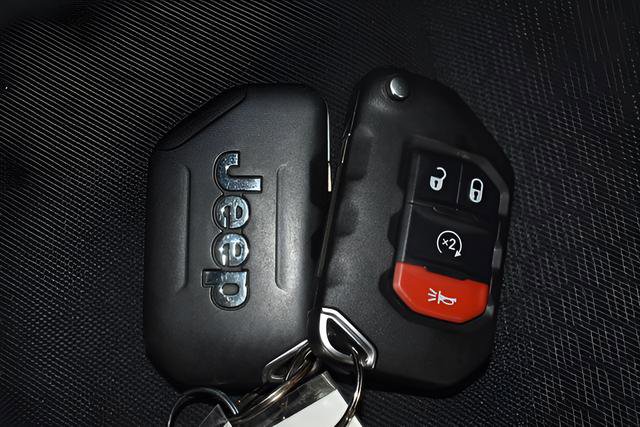 Used 2023 Jeep Wrangler Unlimited Rubicon w/ Cold Weather Group AWD/4WD image 12