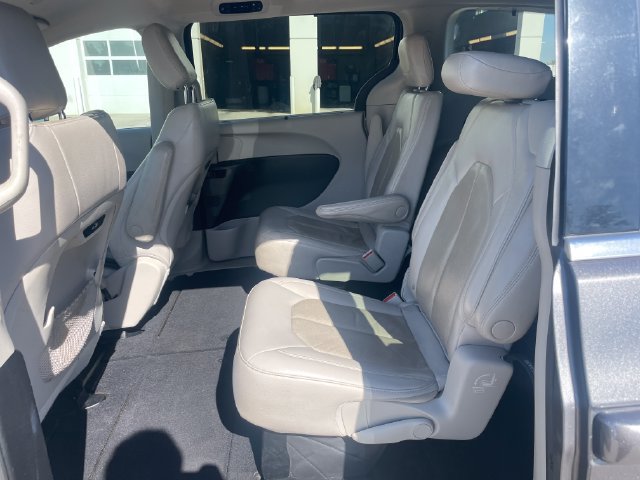 Used 2021 Chrysler Pacifica Touring-L FWD image 28