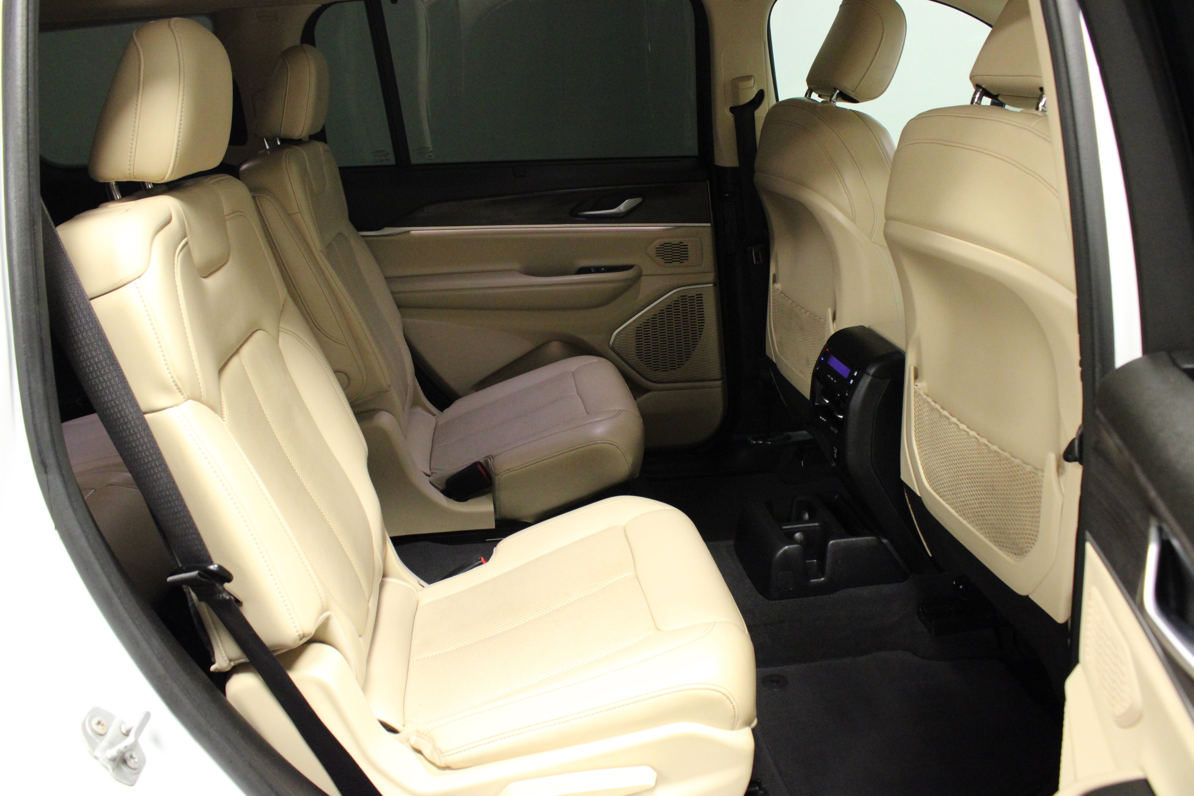 Used 2021 Jeep Grand Cherokee L Limited w/ Luxury Tech Group II image 16