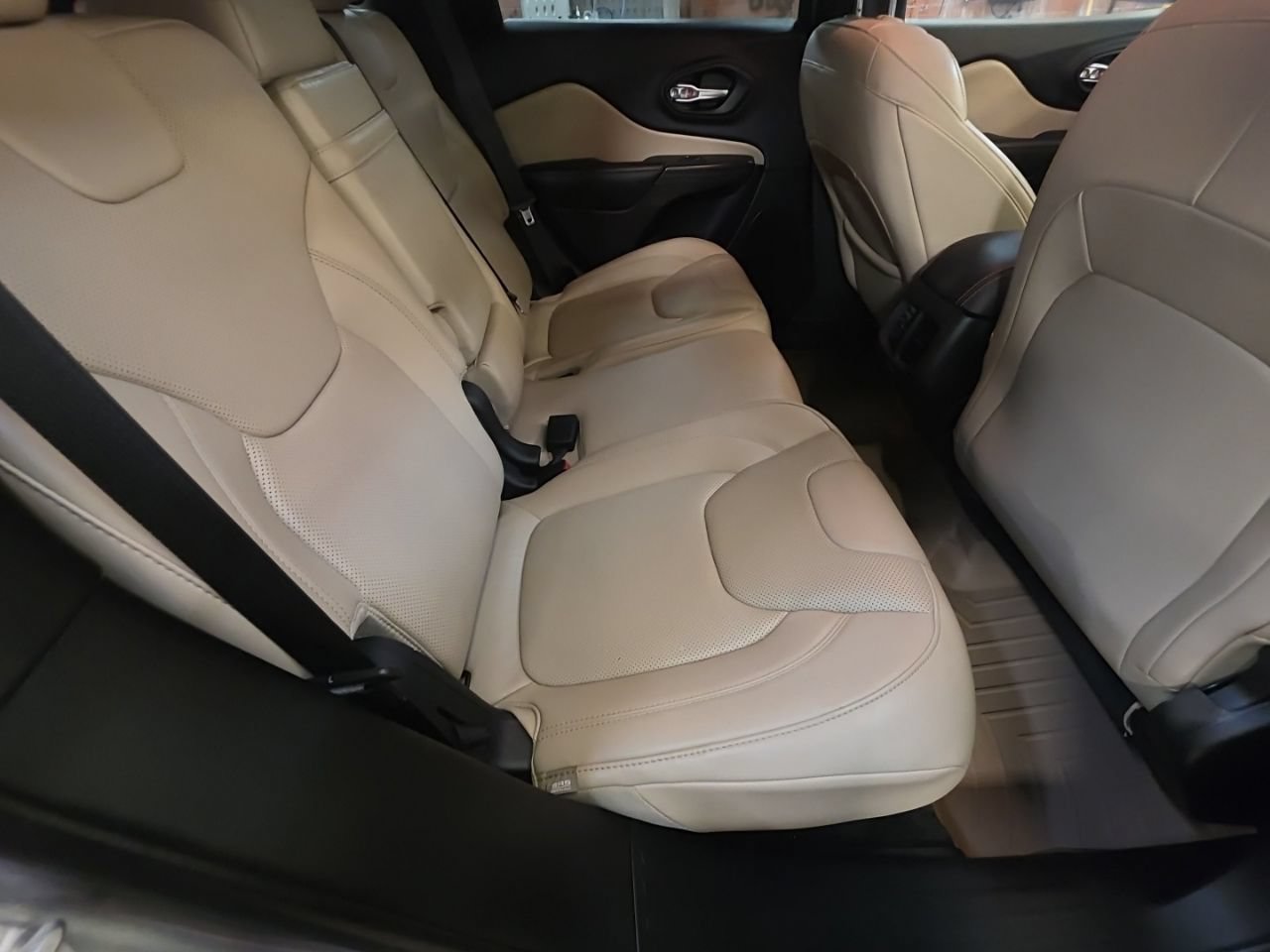 Used 2015 Jeep Cherokee Limited w/ Luxury Group AWD/4WD image 22
