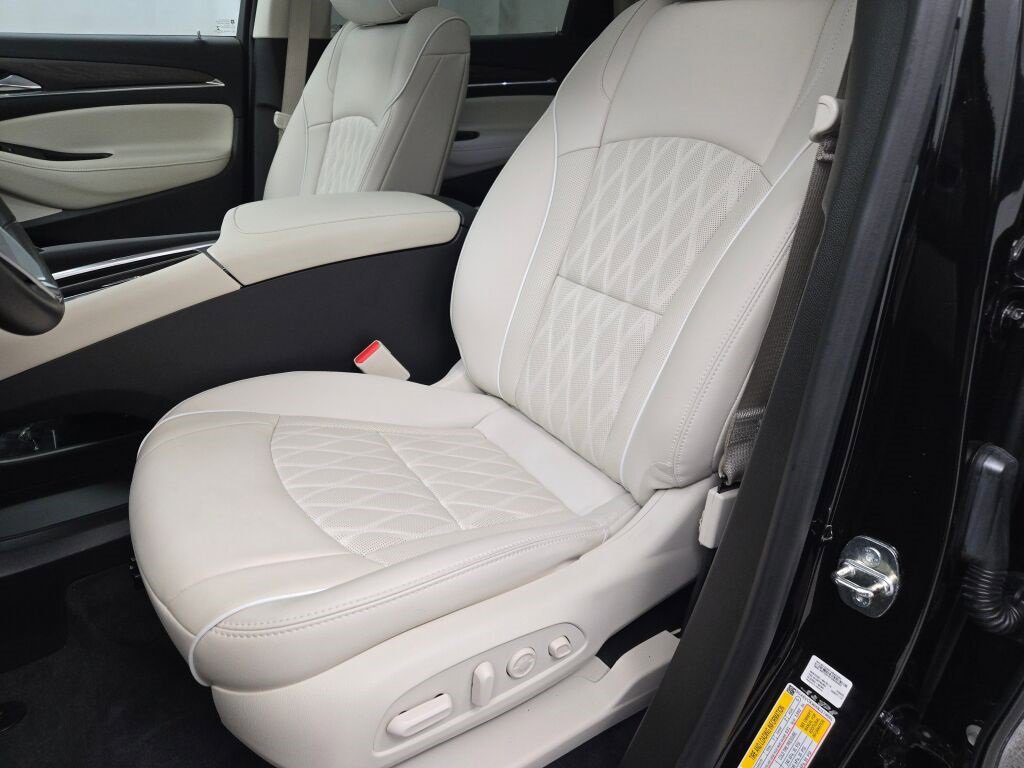 Used 2022 Buick Enclave Avenir w/ Avenir Technology Package image 29