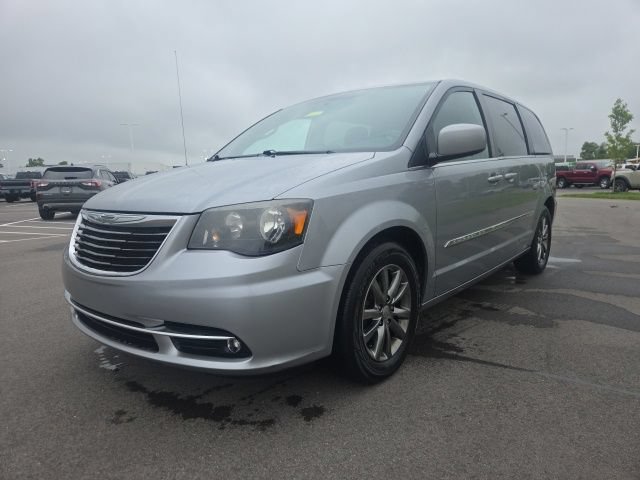 Used 2015 Chrysler Town & Country S FWD image 2