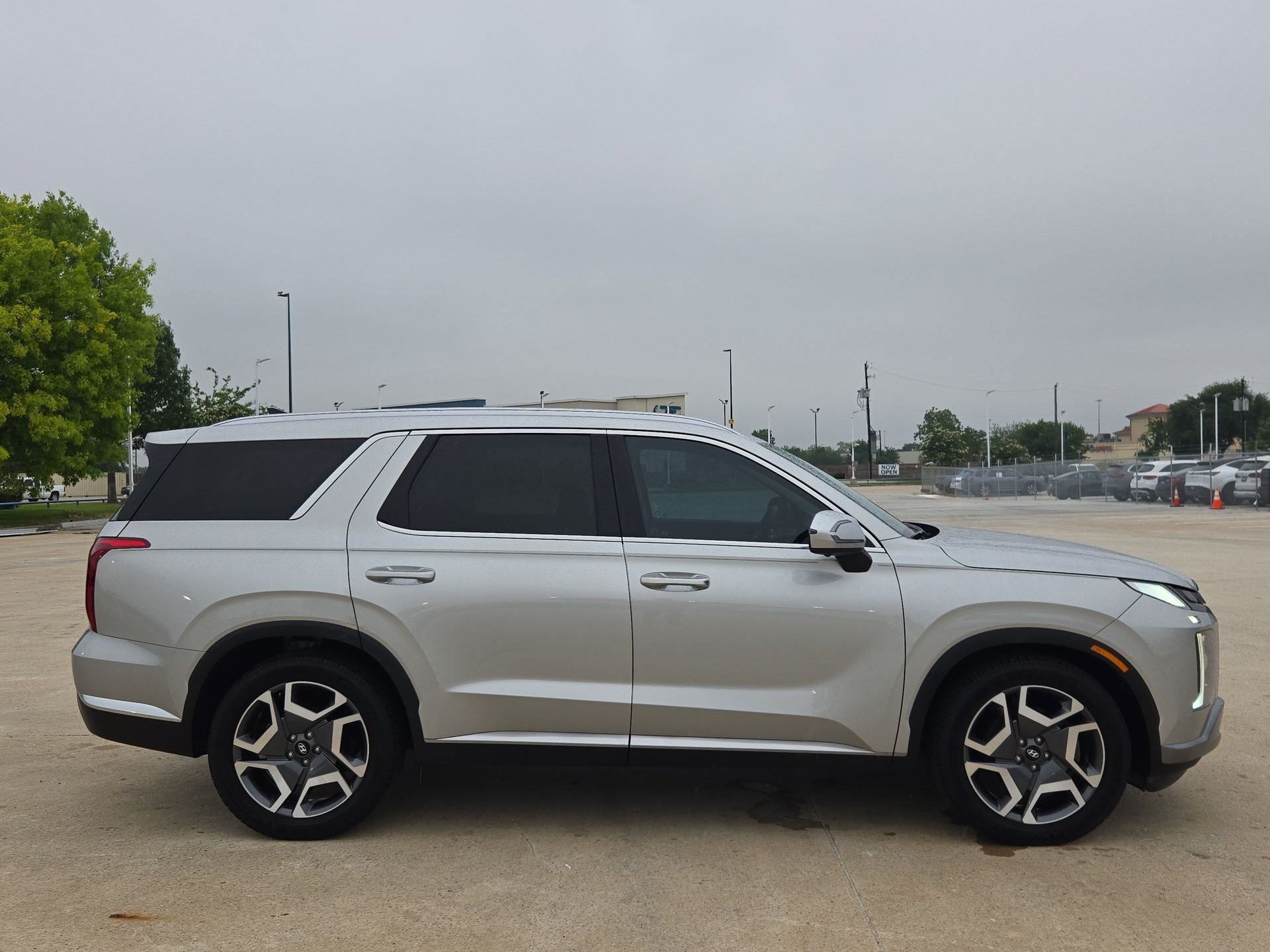 Used 2024 Hyundai Palisade Limited FWD image 2