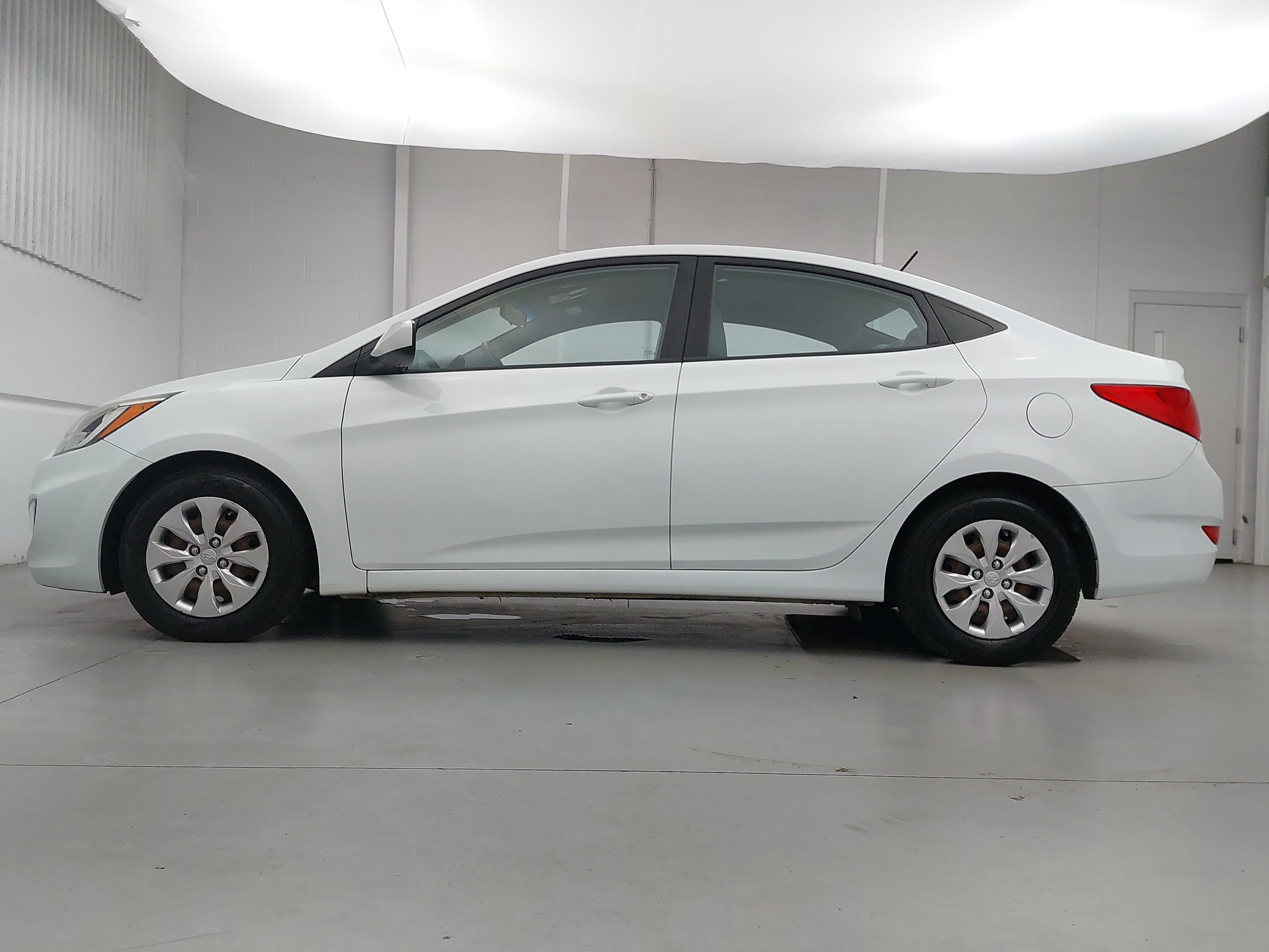 Used 2016 Hyundai Accent SE FWD image 2