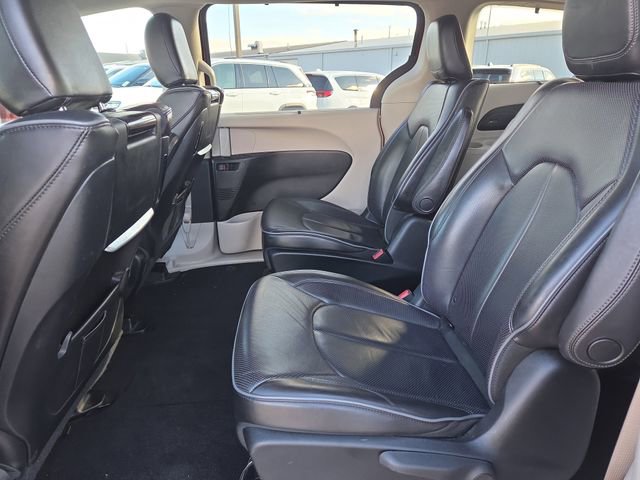 Used 2018 Chrysler Pacifica Limited image 32