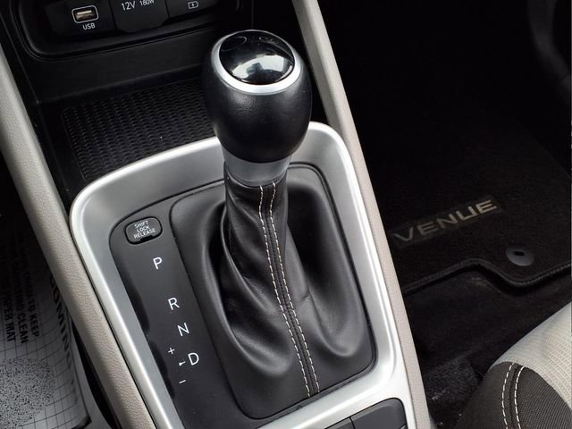 Certified 2025 Hyundai Venue SEL FWD image 18