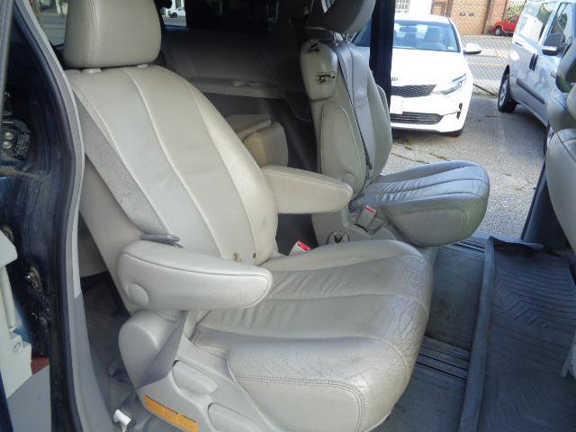 Used 2012 Toyota Sienna XLE image 23