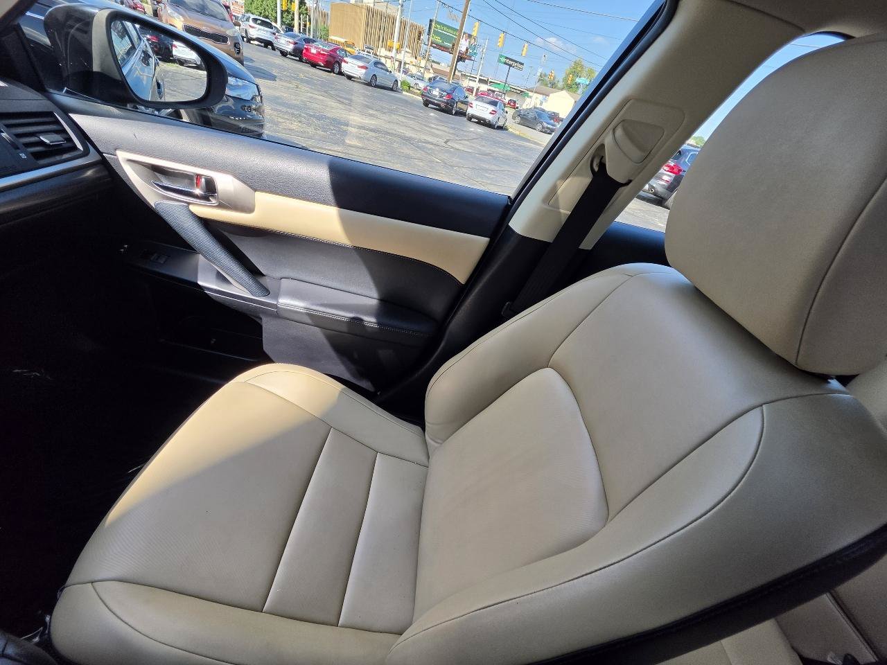 Used 2014 Lexus CT 200h FWD image 29