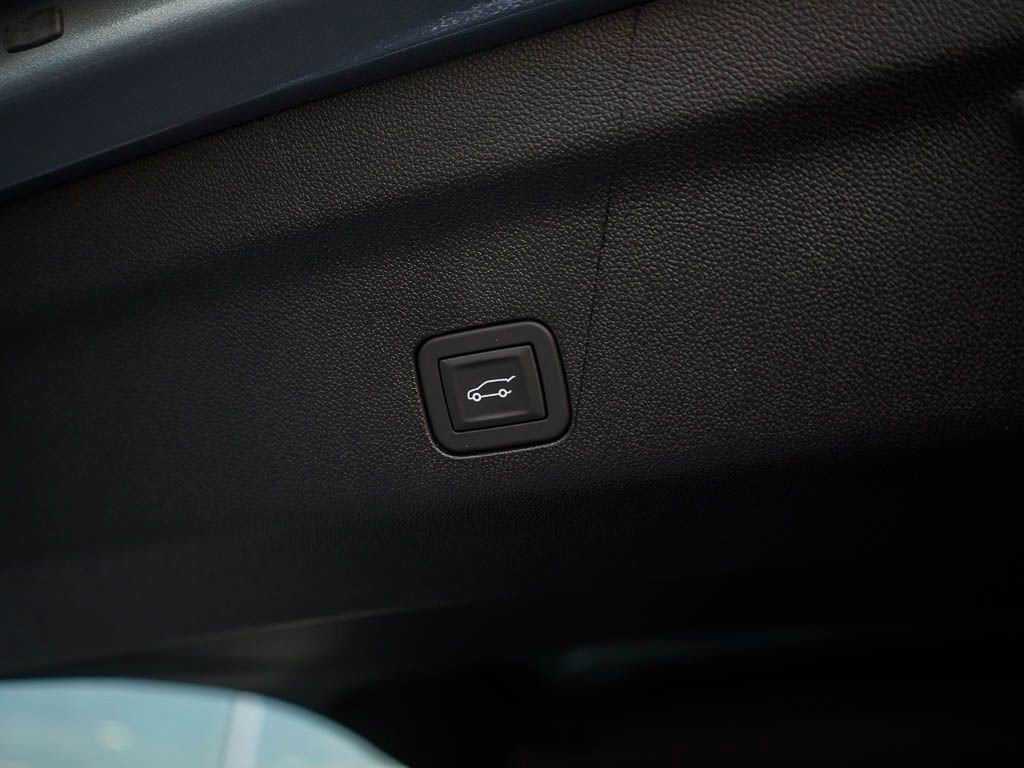 New 2026 GMC Yukon XL Denali w/ Denali Reserve Package image 9