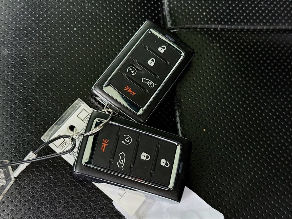 Used 2023 Jeep Grand Cherokee Overland w/ Adv Protech Group III AWD/4WD image 36
