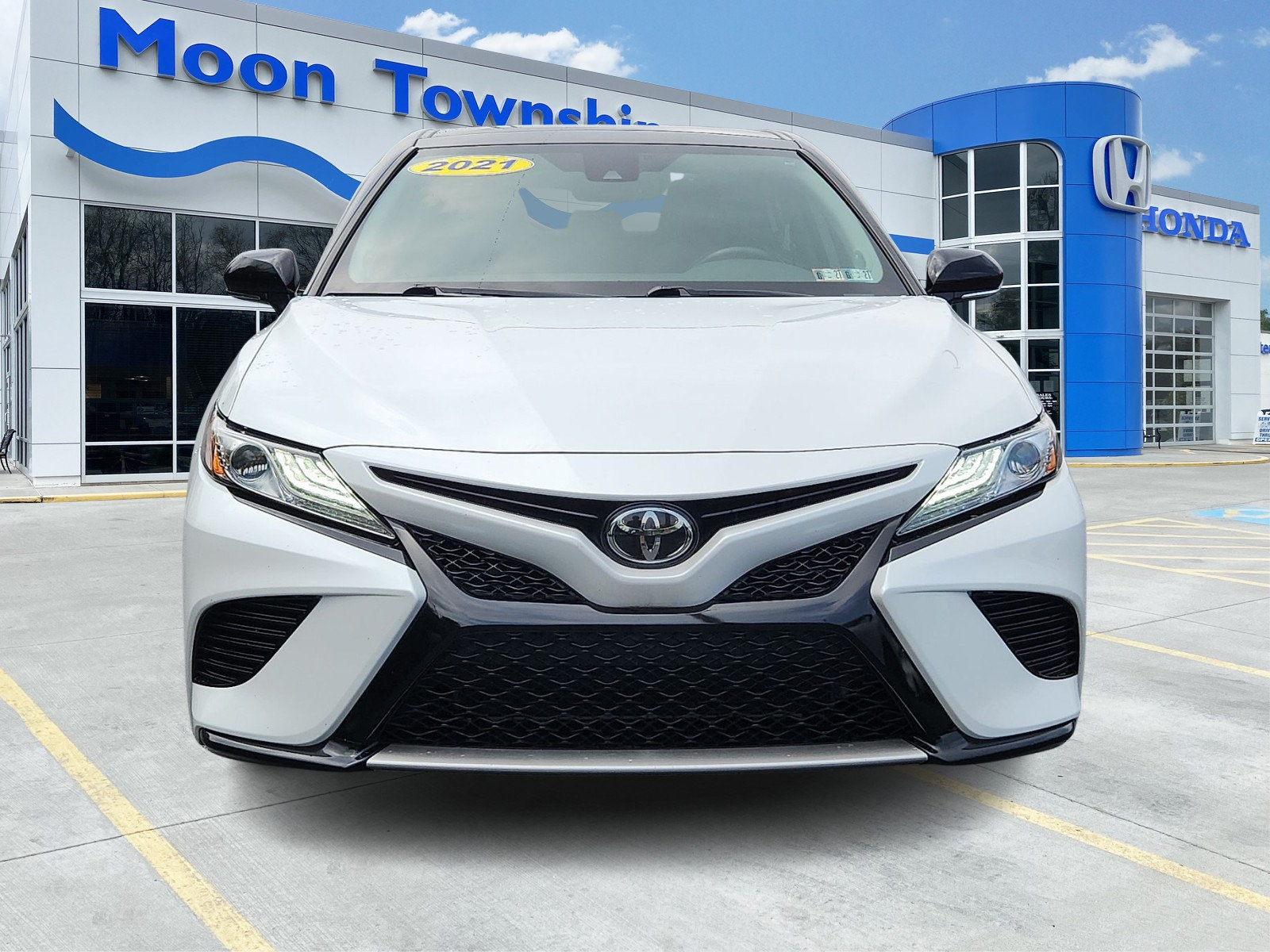 Used 2019 Toyota Camry XSE w/ Navigation Package FWD image 2