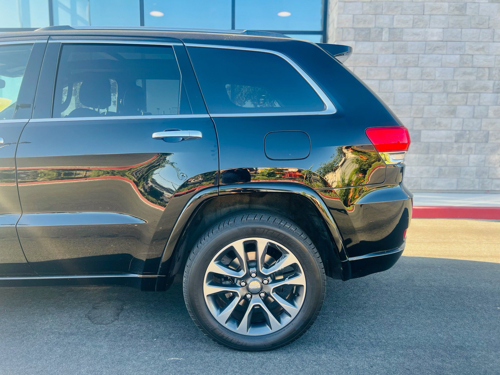 Used 2017 Jeep Grand Cherokee Overland AWD/4WD image 9