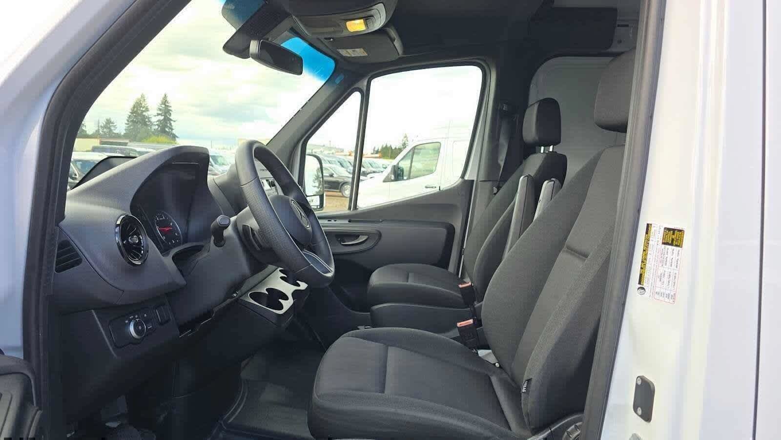 Used 2025 Mercedes-Benz Sprinter 2500 image 23