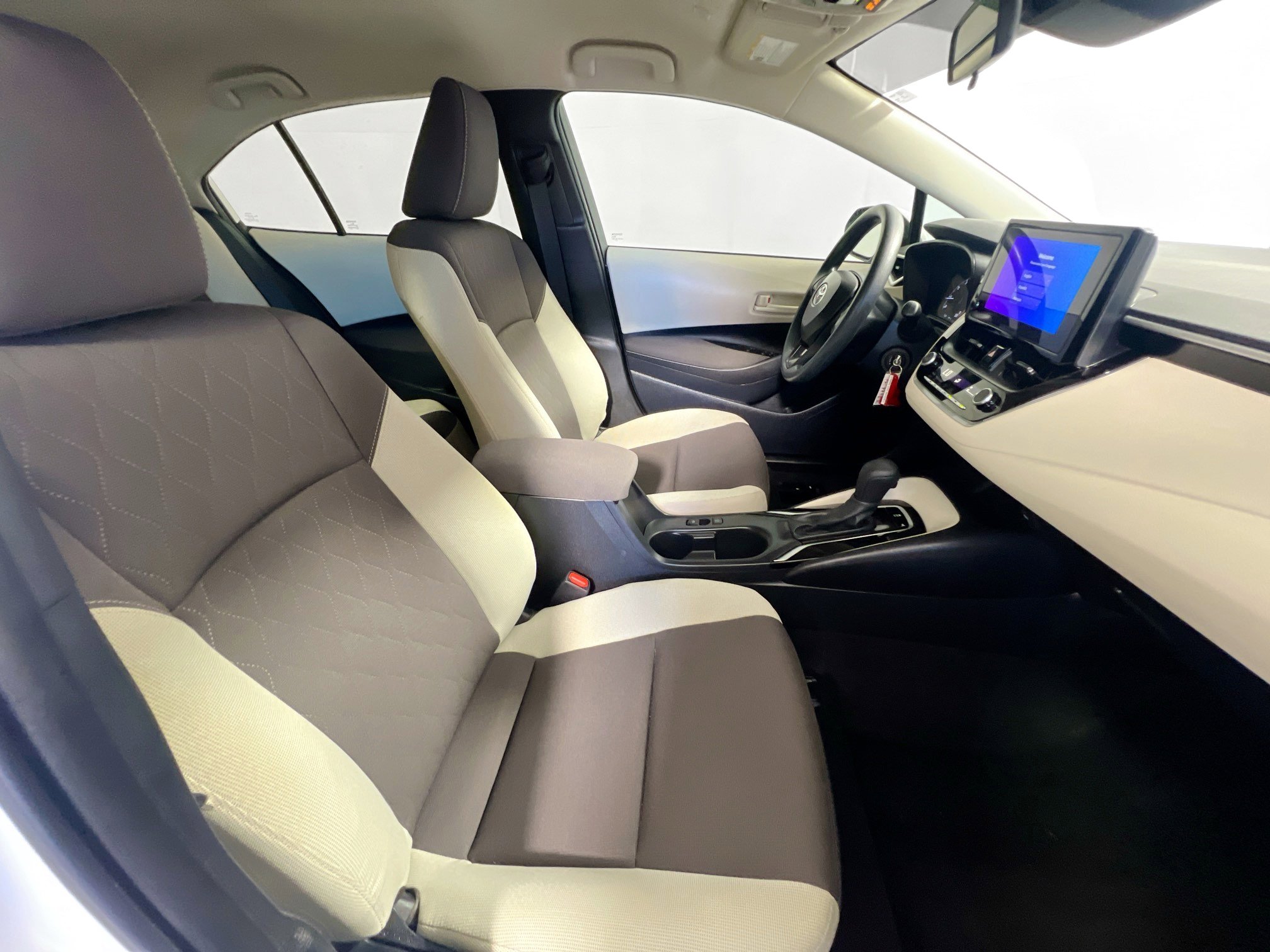 Used 2025 Toyota Corolla LE image 30