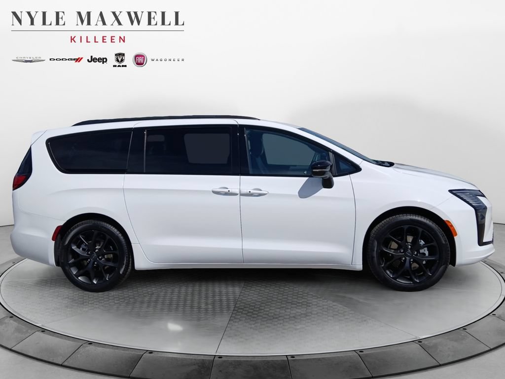 New 2027 Chrysler Pacifica Limited FWD image 17